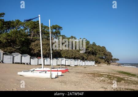 Cabine bianche sulla spiaggia di Sableaux a Noirmoutier en l'île (Vendee, Francia) Foto Stock