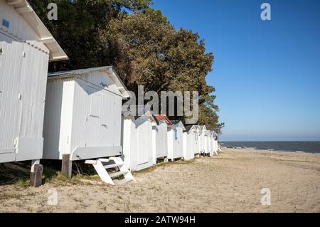 Cabine bianche sulla spiaggia di Sableaux a Noirmoutier en l'île (Vendee, Francia) Foto Stock