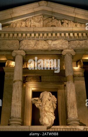 Il Monumento Nereid. 390-380 A.C. Tomba monumentale di Xanthos. Vista parziale della facciata ricostruita con una statua di Nereide. British Museum. Londra. Inghilterra. Regno Unito. Foto Stock