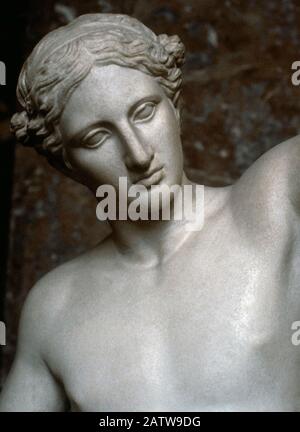 Statua Di Apollo Sauroctonus. Copia romana (1st-2nd secoli DC) dopo un originale greco di Praxiteles. Marmo Pariano. Dettaglio. Museo Del Louvre. Parigi, Francia. Foto Stock