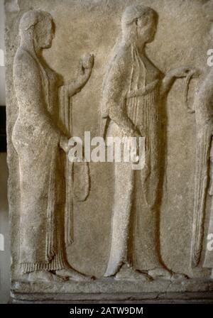 Passaggio di Teores. Dettaglio Delle Tre grazie, c. 470 A.C. Rilievo. Marmo Thasia. Da Thasos, Grecia. Museo Del Louvre. Parigi, Francia. Foto Stock