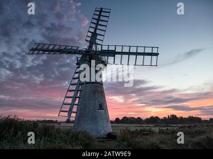 St Benets Mill Thurne all'alba, Norfolk Foto Stock