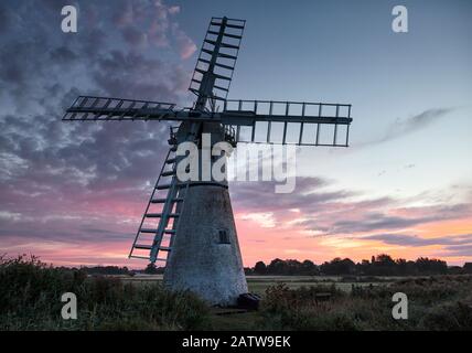 St Benets Mill Thurne all'alba, Norfolk Foto Stock