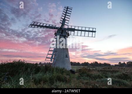 St Benets Mill Thurne all'alba, Norfolk Foto Stock