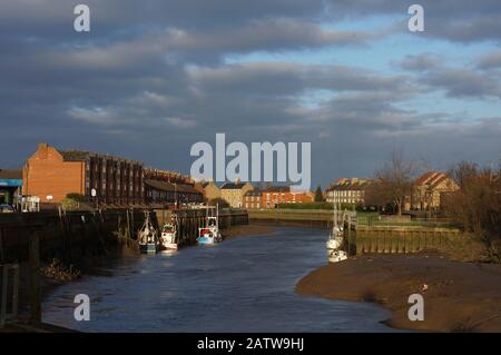Barche ormeggiate sul fiume Haven durante la bassa marea a Boston Lincolnshire. Foto Stock