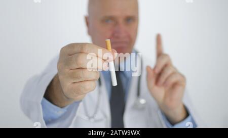 Il medico Fa Un Gesto In Disaccordo con una sigaretta In Mano nella campagna Anti Tobacco Foto Stock