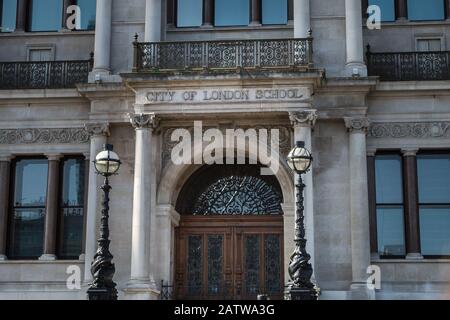 Facciata della City of London School, conosciuta anche come CLS e City lungo il Tamigi a Londra. Foto Stock