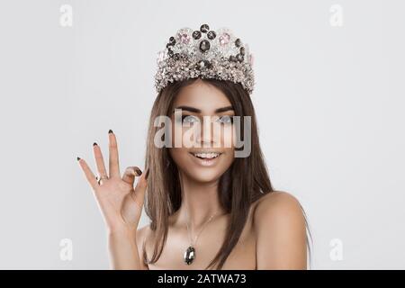 Tutto andrà bene. Ritratto del closeup felice africano americano indiano razza mista donna sorridente mostrando pollici in alto gesto della mano guardando la macchina fotografica su whi Foto Stock