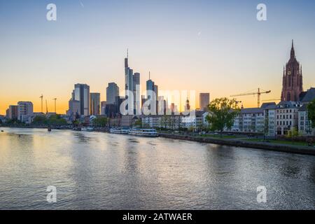 Mainkai e lo skyline di Francoforte, Germania, visto da Alte Brücke Foto Stock