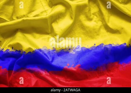 Bandiera Repubblica di Colombia da watercolor vernice pennello su tela di tela, grunge stile Foto Stock