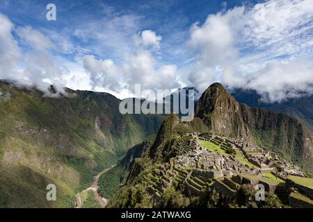 Vista su Machu Picchu, vista classica, fiume Urubamba, Perù. Foto Stock