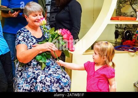 madre figlia nonna nonna regalo regalo regalo principessa giocattolo corona  compleanno festa della mamma famiglia figlio nonno Foto stock - Alamy