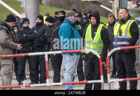 Monaco, Germania. 05th Feb, 2020. I funzionari di polizia e il personale addetto alla sicurezza si terranno all'ingresso principale di fronte alla Sala olimpica durante l'Assemblea annuale degli Azionisti di Siemens per il 2020. Credito: Peter Kneffel/Dpa/Alamy Live News Foto Stock