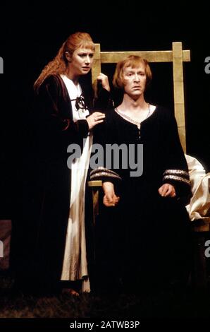 Helen Mirren (Regina Margherita), Alan Howard (Enrico VI) IN ENRICO VI parte II da Shakespeare diretto da Terry Hands per la Royal Shakespeare Company (RSC) al Aldwych Theatre, Londra nel 1978. Terry Hands, teatro inglese e direttore dell'opera, dal 1941 al 2020. Co-fondatore del teatro di Liverpool Everyman nel 1966, Direttore co-artistico (con Trevor Nunn) del RSC dal 1978 al 1986, poi unico Direttore artistico fino al 1991. Direttore artistico di Clywd Theatr Cymru dal 1997 al 2015. Foto Stock