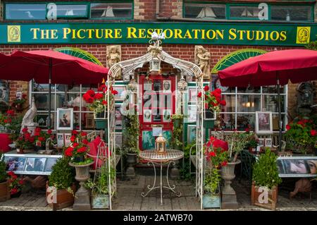 Il negozio Picture Conservation and Restoration Studios di fronte a Tarrant Street a Arundel, West Sussex, Inghilterra. Foto Stock