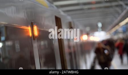 Primo piano della carrozza ferroviaria che mostra le luci fissate al lato, la stazione ferroviaria London Blackfriars, Inghilterra. Foto Stock