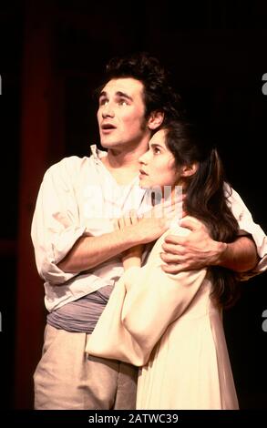 Mark Rylance (Romeo), Georgia Slowe (Giulietta) a ROMEO E GIULIETTA di Shakespeare diretto da Terry Hands per la Royal Shakespeare Company (RSC) al Swan Theatre, Stratford-upon-Avon, Inghilterra nel 1989. Terry Hands, teatro inglese e direttore dell'opera, dal 1941 al 2020. Co-fondatore del teatro di Liverpool Everyman nel 1966, Direttore co-artistico (con Trevor Nunn) del RSC dal 1978 al 1986, poi unico Direttore artistico fino al 1991. Direttore artistico di Clywd Theatr Cymru dal 1997 al 2015. Foto Stock