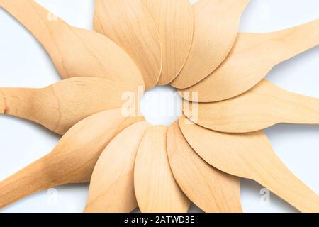 Cucchiai di legno composizione rotonda su sfondo bianco, plastica libera, ambiente amichevole posate monouso Foto Stock