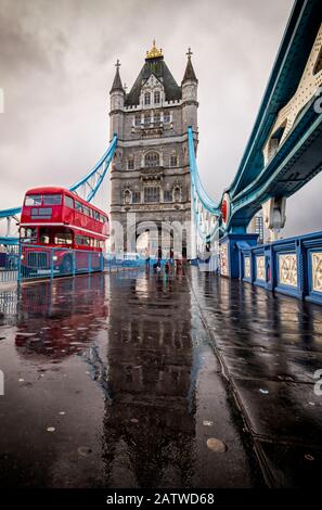 Il Tower Bridge di Londra in una piovosa mattinata Foto Stock