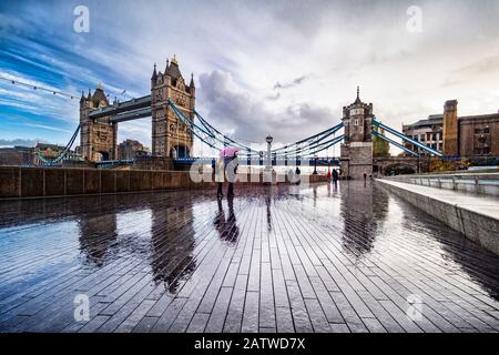 Il Tower Bridge di Londra in una piovosa mattinata Foto Stock