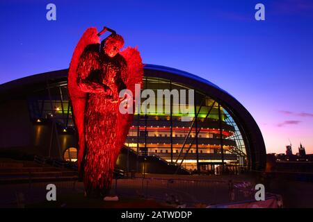 Coltello Angel a Sage Gateshead, Tyne and Wear, 4th febbraio 2020, il memoriale nazionale delle vittime del crimine dei coltelli è alto 27ft, composto da oltre 100.000 lame che sono state consegnate alla polizia da tutto il Regno Unito, La scultura è stata progettata e creata dall'artista Alfie Bradley al British Ironwork Center, Credit David Whinham/Alamy Live News Foto Stock