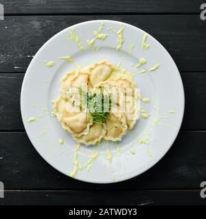 Gnocchi di patate con panna acida. Cucina Ucraina. Vista dall'alto, spazio libero per il testo. Stile rustico. Foto Stock