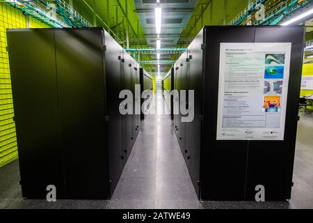 05 febbraio 2020, Sassonia, Dresda: Visione dei sistemi di archiviazione del computer AD alte prestazioni CALLA (Computer for Advanced Research in Aerospace) del Centro aerospaziale tedesco (DLR). Il computer ad alte prestazioni è stato installato nel centro computer della Technische Universität Dresden (tu Dresden) ed è gestito dal Center for Information Services and High-Performance Computing (ZIH). In futuro, il computer ad alte prestazioni sarà in grado di eseguire simulazioni estremamente accurate e complesse che accelereranno l'introduzione di nuove tecnologie nel settore aerospaziale. Foto: Robert Michael Foto Stock