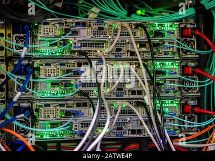 05 febbraio 2020, Sassonia, Dresda: Vista da dietro i sistemi di archiviazione del computer AD alte prestazioni CARA (Computer for Advanced Research in Aerospace) del Centro aerospaziale tedesco (DLR). Il computer ad alte prestazioni è stato installato nel centro computer della Technische Universität Dresden (tu Dresden) ed è gestito dal Center for Information Services and High-Performance Computing (ZIH). In futuro, il computer ad alte prestazioni sarà in grado di eseguire simulazioni estremamente accurate e complesse che accelereranno l'introduzione di nuove tecnologie nel settore aerospaziale. Foto: Rober Foto Stock