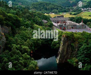 Visualizza SSW del Vivian Quarry Pool & Dinorwic ardesia cava workshop complesso costruito 1870, ora ospita il National Slate Museum, Llanberis, Galles, Regno Unito. Foto Stock