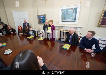 Edimburgo, Regno Unito. 5th Feb, 2020. Nella foto: (L-R) Laura Beveridge - Independent Care Review; Nicola Sturgeon MSP - Primo Ministro della Scozia e leader del Partito Nazionale Scozzese (SNP); John Swinney MSP - Vice Primo Ministro della Scozia. Nicola Sturgeon - Primo Ministro della Scozia riceve una copia del rapporto di revisione di cura indipendente da Laura Beveridge e cura ha sperimentato i giovani credito: Colin Fisher/Alamy Live News Foto Stock