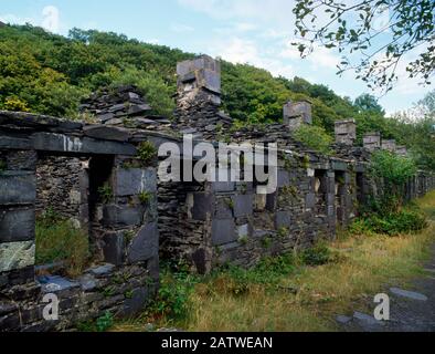 Vista e di Y Drenewydd (nuova città) aka The Anglesey Barracks, Dinorwic Slate Cave, Llanberis, Galles, Regno Unito, dove hanno alloggiato i quarrymen di Anglesey. Foto Stock