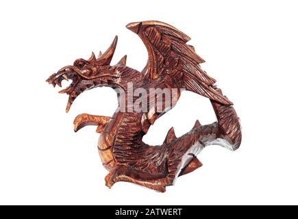 Giocattoli di legno souvenir Dragon figurine isolato su sfondo bianco. Legno tradizionale cinese Draco figura decorativa Foto Stock