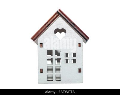 Modello di casa in legno isolato su sfondo bianco. Piccola casa con cuore Foto Stock