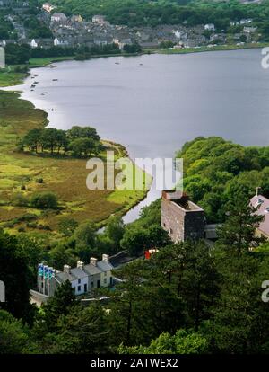 Torre Vittoriana delle ruote, laboratori e cottage Di Fon Haul al National Slate Museum, con vista su Llyn Padarn, Llanberis, Galles, Regno Unito. Foto Stock