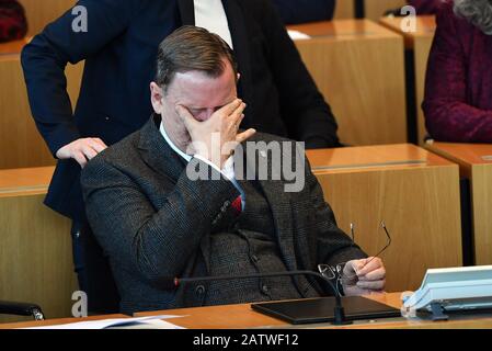 Erfurt, Germania. 05th Feb, 2020. Bodo Ramelow (Die Linke), Ministro della Turingia, siede nel parlamento statale durante l'elezione del nuovo Presidente del Ministro. RAMELOW è in esecuzione per la rielezione. Il gruppo parlamentare AFD ha nominato il sindaco onorario non partito Kindervater. RAMELOW ha fallito il primo turno. Credito: Martin Schutt/Dpa-Zentralbild/Dpa/Alamy Live News Foto Stock