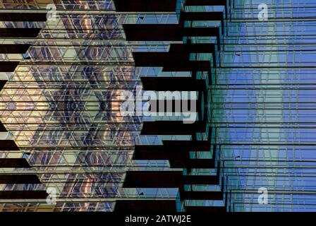 Composito geometrico digitale astratto di un edificio di lusso residenziale in vetro nel centro di Manhattan a New York City, Stati Uniti Foto Stock