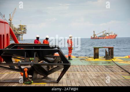 equipaggio marino che effettua operazioni di movimentazione di ancoraggi in mare per l'ancoraggio di quattro punti barca di lavoro in mare Foto Stock