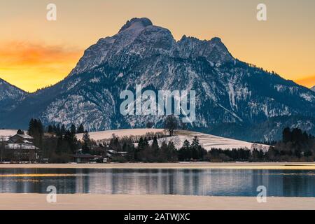 Alba invernale al Lago Hopfen con le montagne Karwendel sullo sfondo, Baviera, Germania. Foto Stock