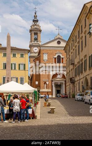 Italia Marche Jesi Piazza Federico Ii° Vista Con Cattedrale Di San Settimio Foto Stock