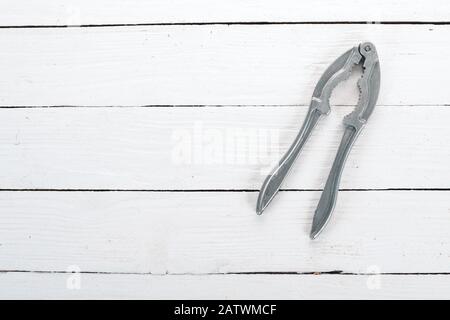 Nutcracker per dadi. Su uno sfondo di legno. Vista dall'alto. Copiare lo spazio per il testo. Foto Stock