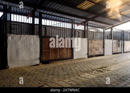 Stalla vuota con porte di legno sporche in una fattoria. Foto Stock