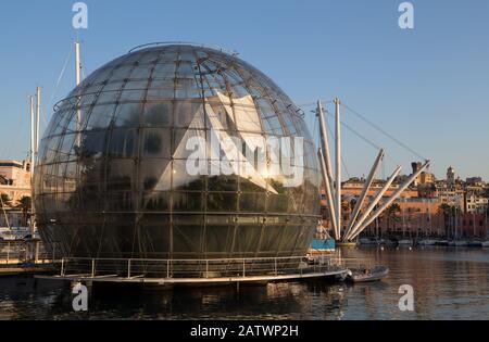 Genova, ITALIA, 23 GENNAIO 2020 - Vista dell'area del 'Porto Antico' con la 'Biosfera' dell'architetto Renzo piano in primo piano con la città vecchia Foto Stock