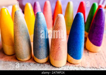 Giocattolo di cui conica di pezzi di legno dipinte in colori non strutturati per i giochi dei bambini. Foto Stock