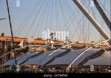 Genova, ITALIA, 23 GENNAIO 2020 - Vista dell'area 'Porto Antico' (Porto Antico) con la città vecchia sullo sfondo di Genova, Italia. Foto Stock