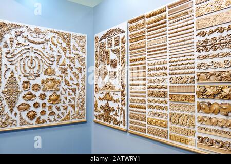 Motivi intagliati in legno per la decorazione degli interni in vetrina Foto Stock