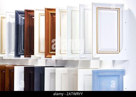 Facciate decorative per mobili nel negozio Foto Stock