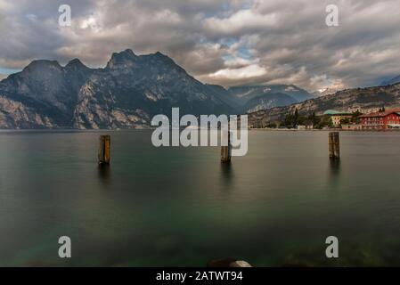 Vista da Torbole, sul Lago di Garda, nel nord Italia. Foto Stock