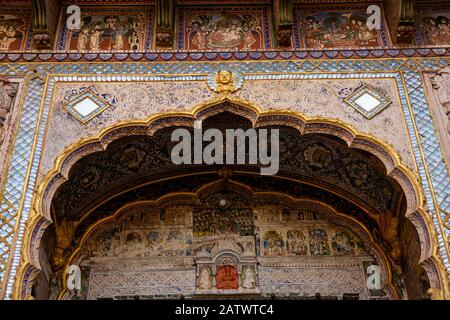 India, Rajasthan, Shekhawati, Dundlod, Tunanram Goenka (seth rus Das) Haveli, restaurata casa di ricco mercante, decorato arco porta Foto Stock