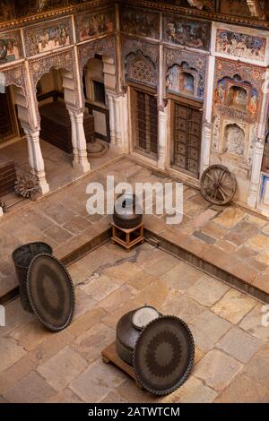 India, Rajasthan, Shekhawati, Dundlod, Tunanram Goenka (seth rus Das) Haveli, restaurata casa di ricchi mercanti, cortile Foto Stock