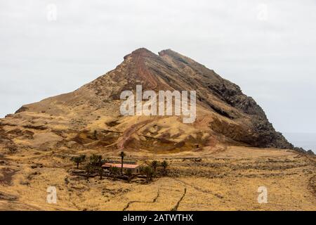 Visualizza Ponta sao lourenco madeira punto est sentiero escursionistico tempo tempestoso paesaggio all'aperto concetto di cabina solitaria Foto Stock